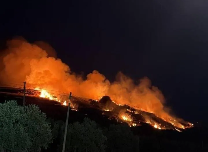 פורעים ערבים הציתו שריפה ותוקפים באבנים את כוחות הכיבוי