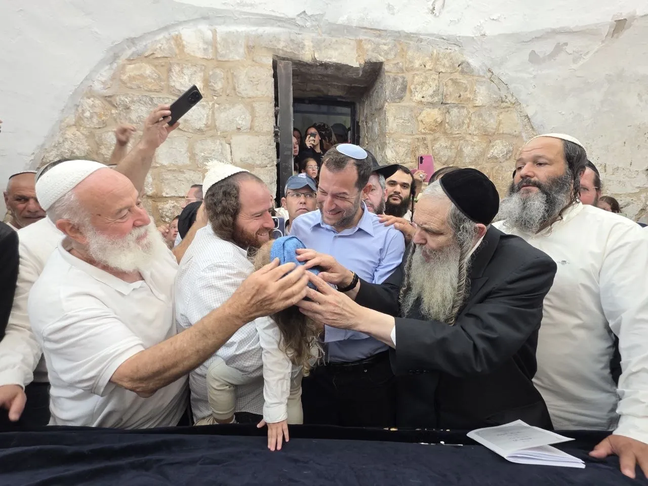 ​אלפי מתפללים נכנסו הלילה לקבר יוסף בשכם לרגל הילולת יוסף
