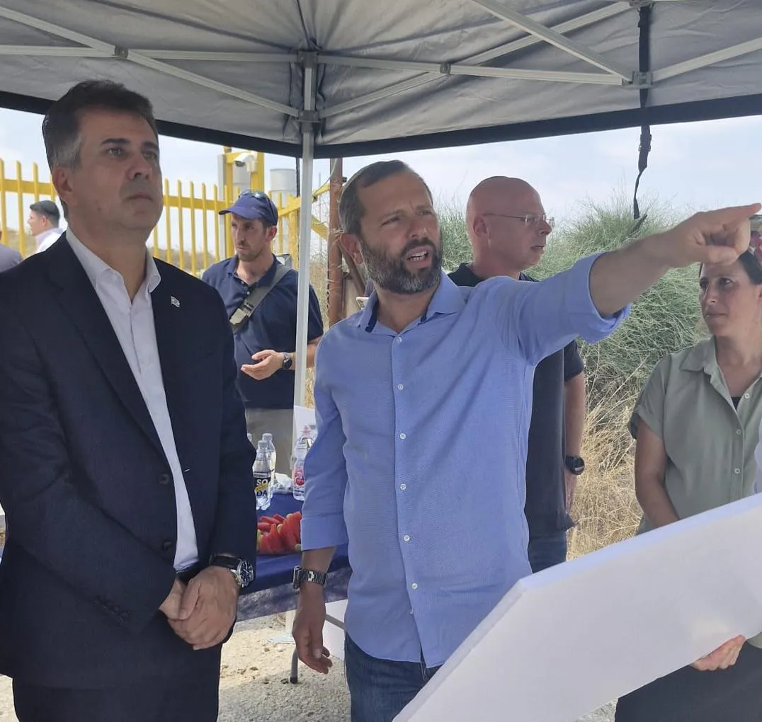 ראש מועצת בנימין ישראל גנץ עם שר האנרגיה אלי כהן בנחל פרת