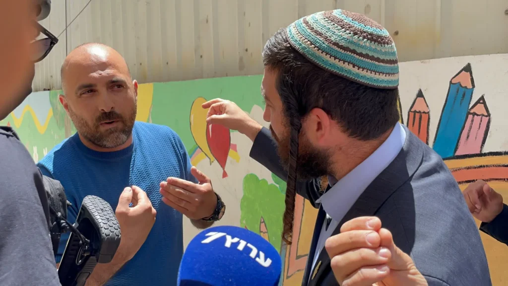 צפו: מה חיפש חבר הכנסת צבי סוכות בכפר עקב?