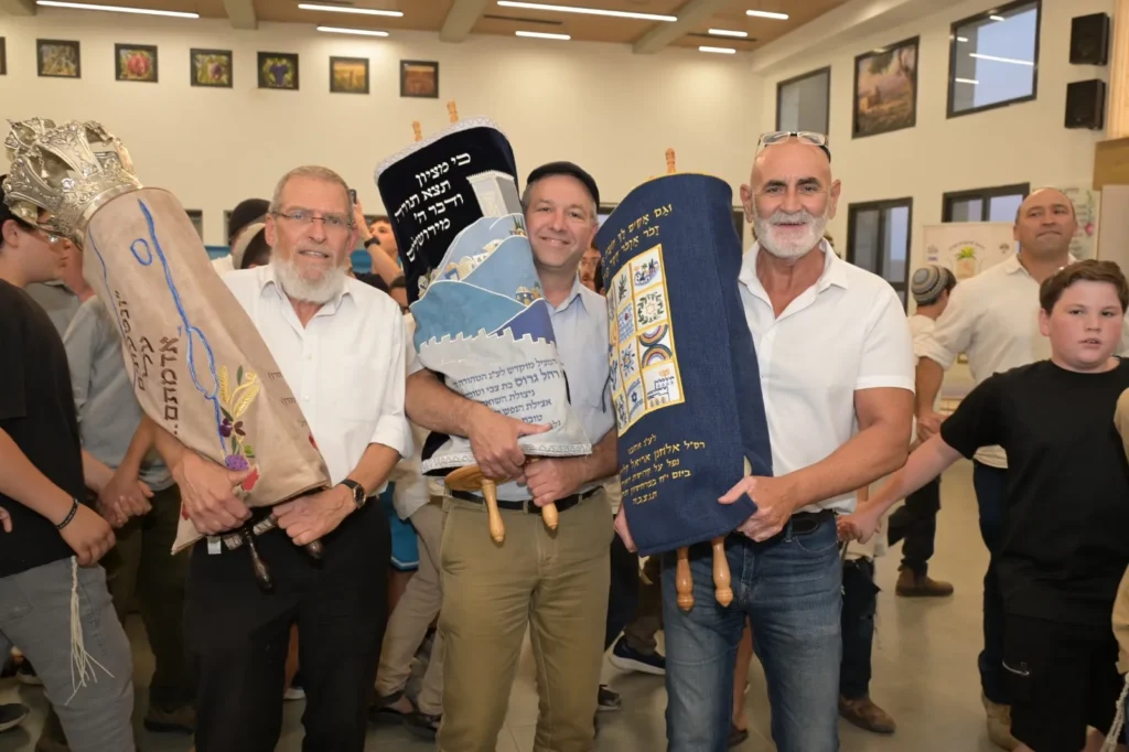 מרגש: ספר תורה ששרד את השואה הוכנס לזכר הלוחם