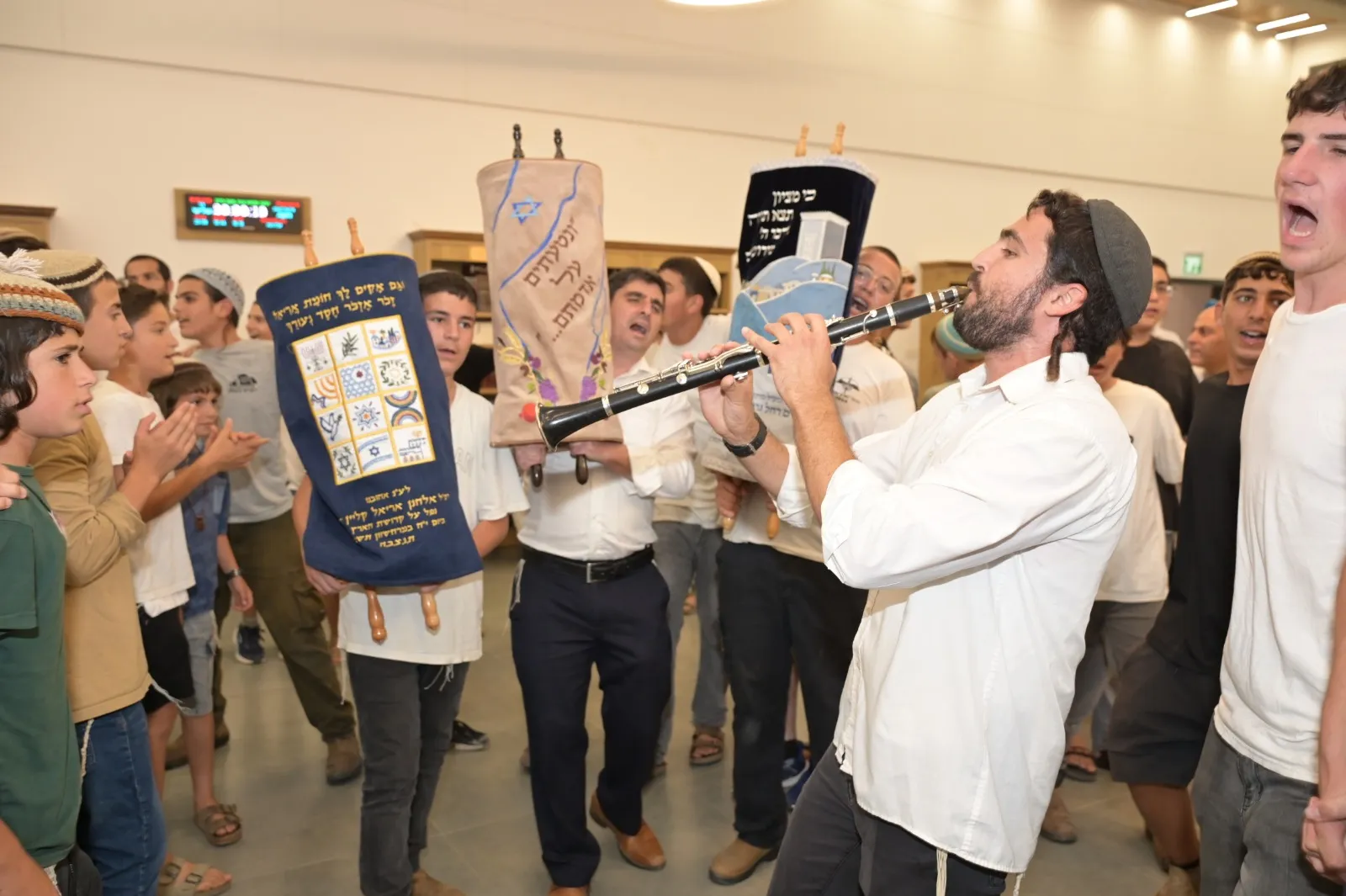 הכנסת ספר תורה לבית מדרש של הישיבה התיכונית בבקעת הירדן 