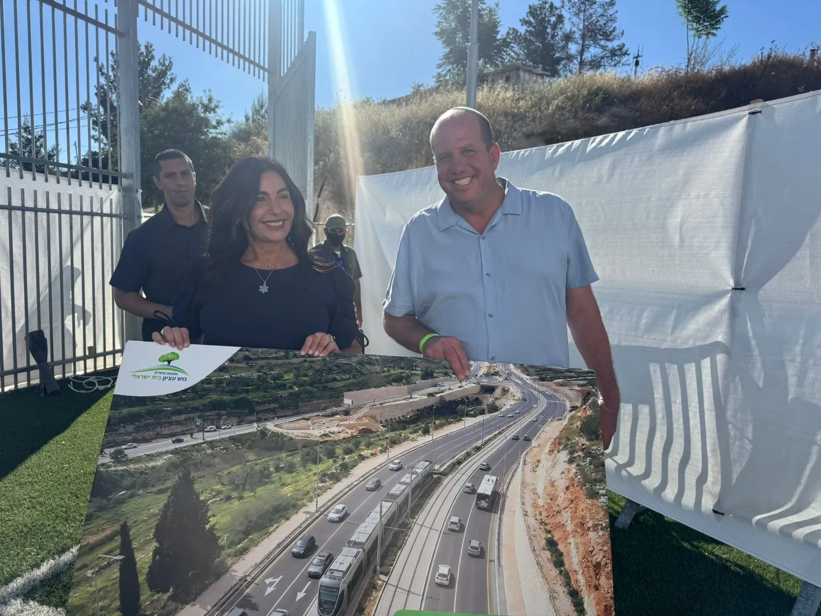 שרת התחבורה מירי רגב מציגה את התוכנית לראש מועצת גוש עציון ירון רוזנטל