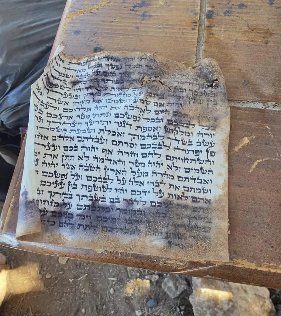 מראות מזעזעים: מזוזה שהושחתה בפינוי ואותרה כעת בין ההריסות