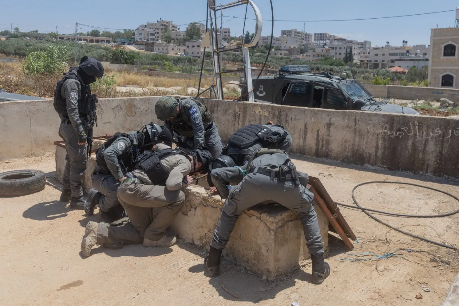 כוחות הביטחון מחפשים את הנשקים בתוך הבור 