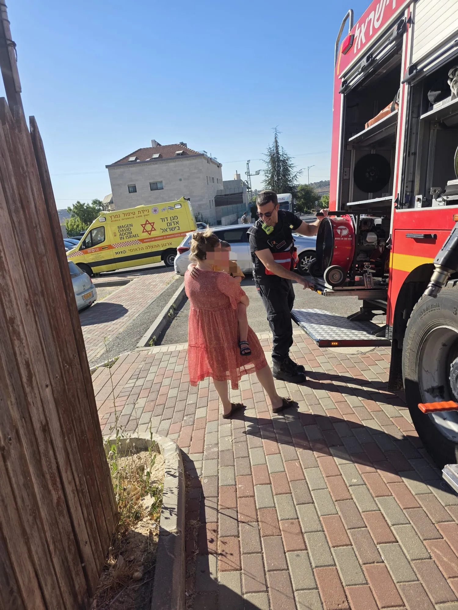 דרמה בקריית ארבע: לוחמי האש חילצו ילד שנתקע בממ"ד