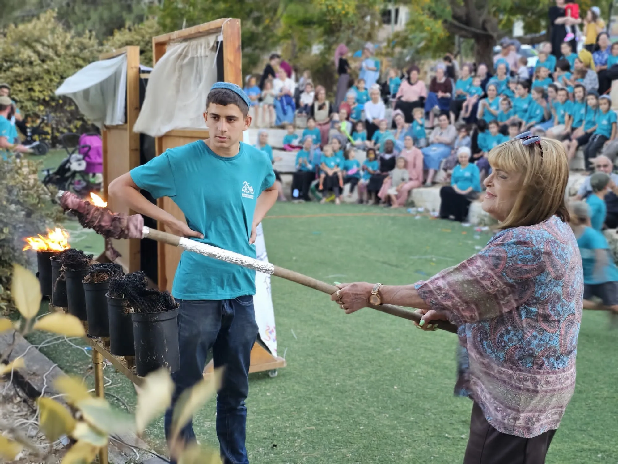 גאולה הרשקוביץ מדליקה את משואת ההתיישבות בגבעת אסף. 
