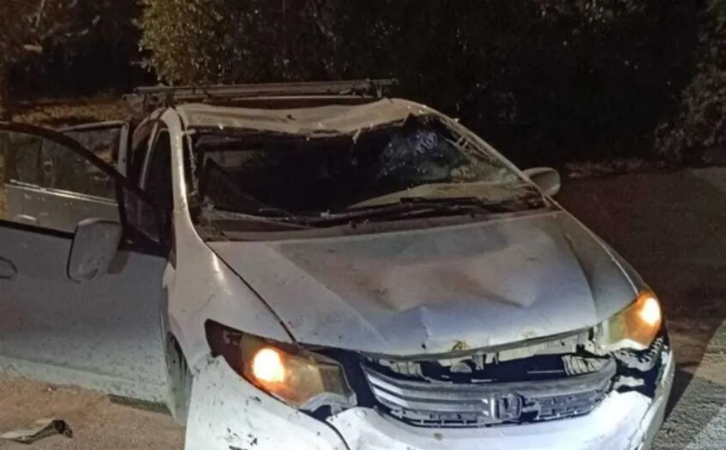 הרכב של החסידים שנמצא מנותץ בתוך הכפר