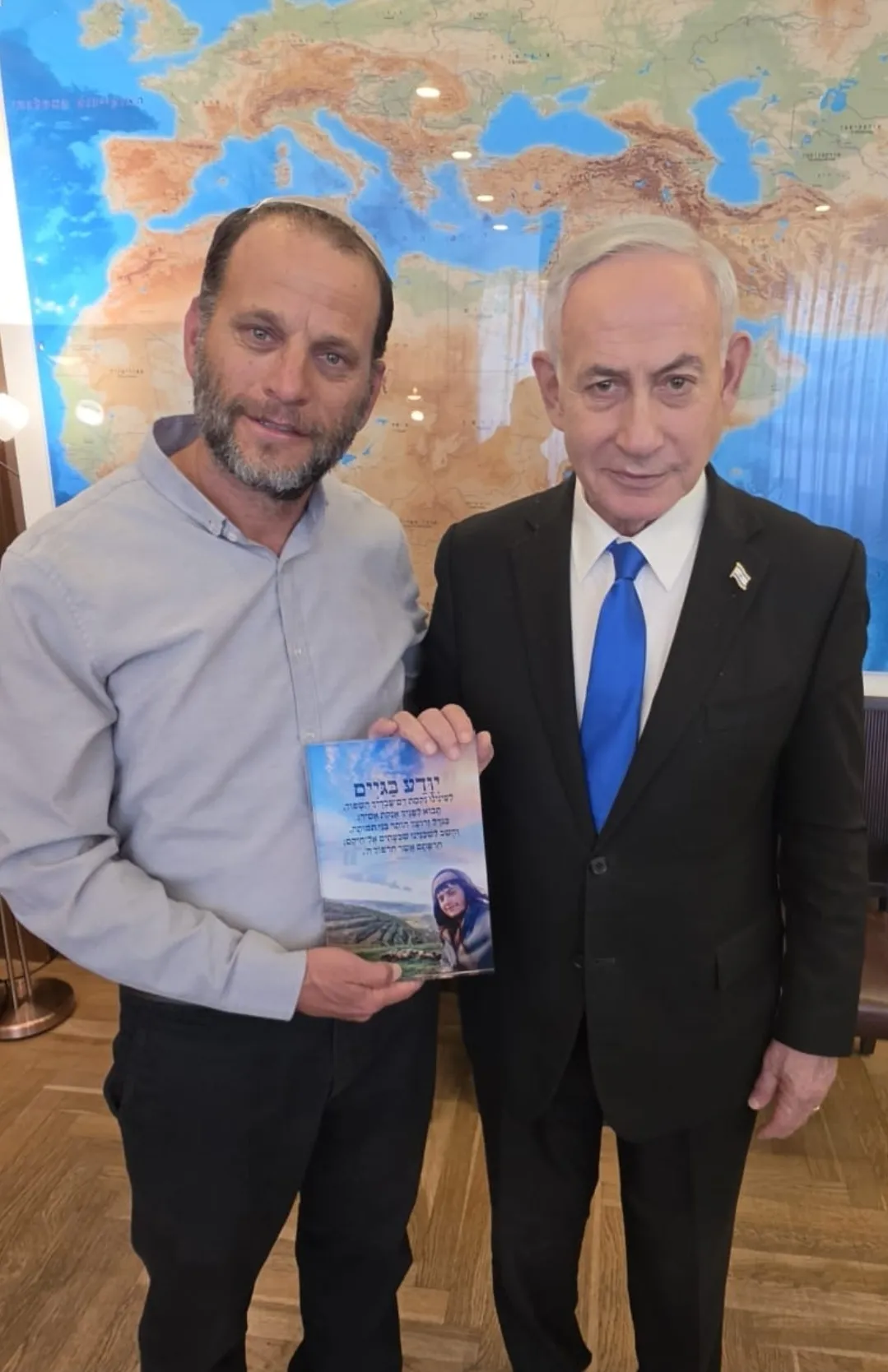 יהושע שרמן מציג לראש הממשלה תמונה של בנו שנהרג בפיגוע בחוות שובה ישראל