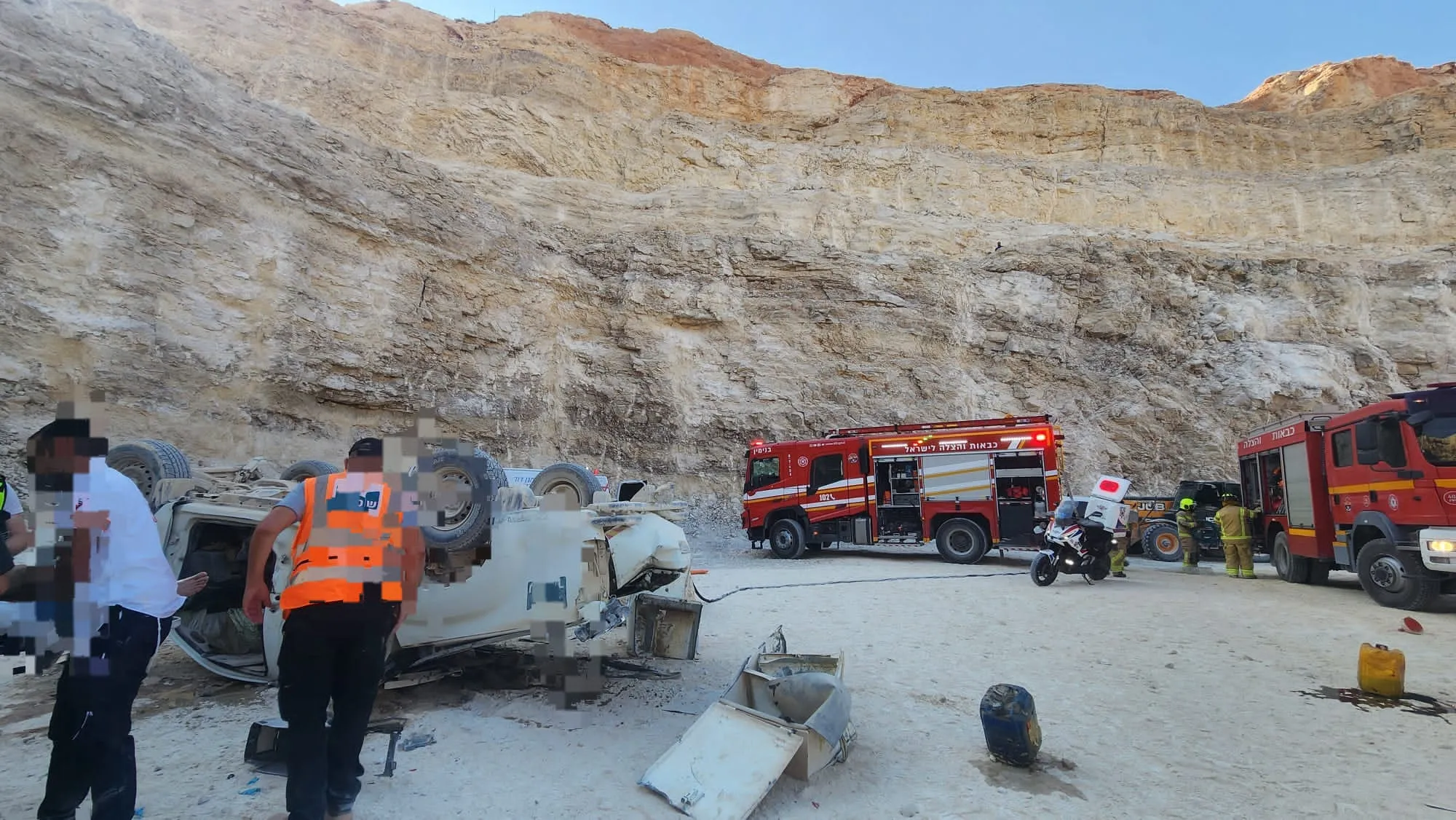 דרמה בבנימין: נהג חולץ במצב קשה לאחר שנפל עם רכבו ממצוק