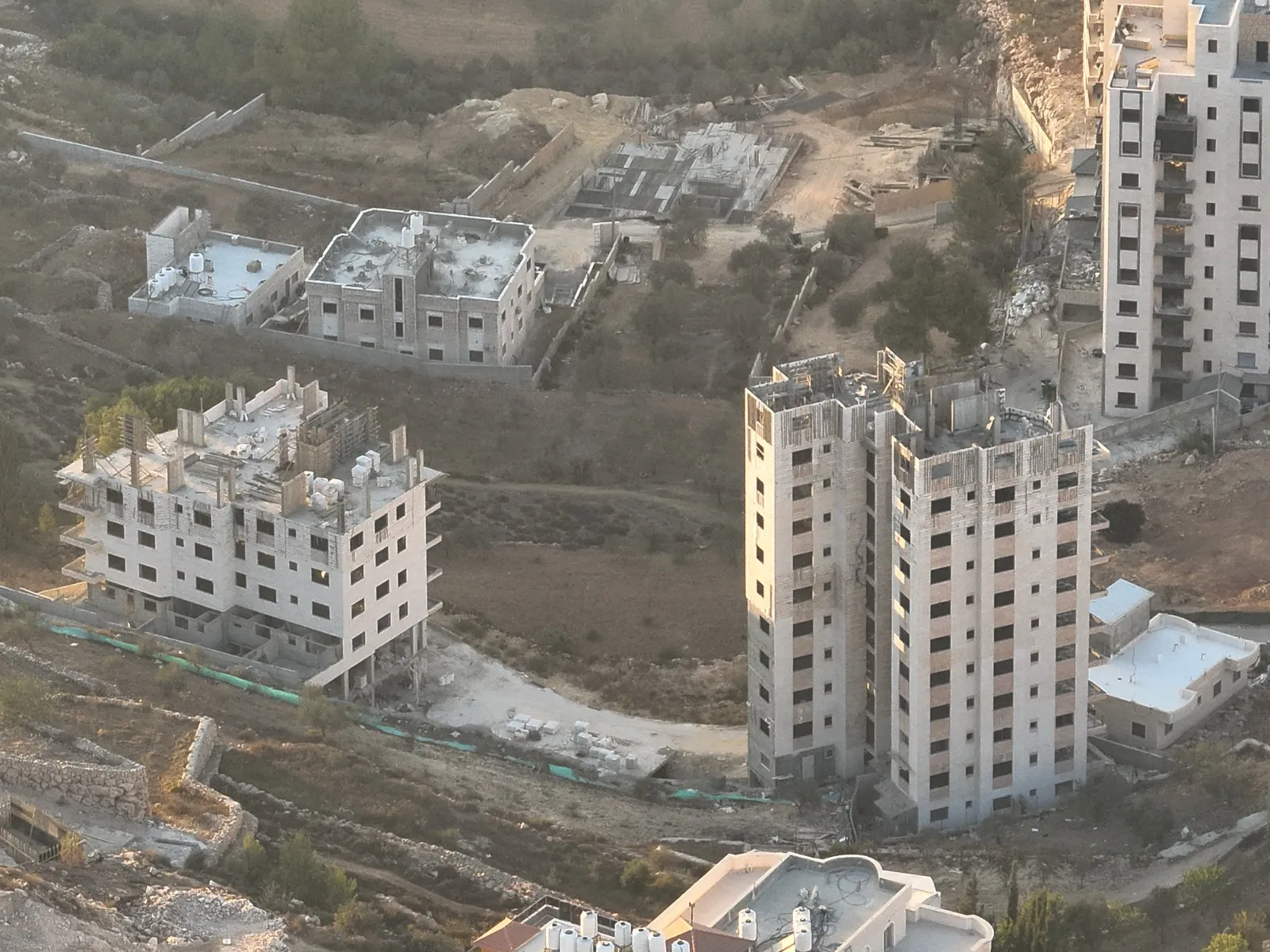 המבנים הבלתי חוקיים שמוקמים בכפר אל-ולג'ה בעוטף ירושלים