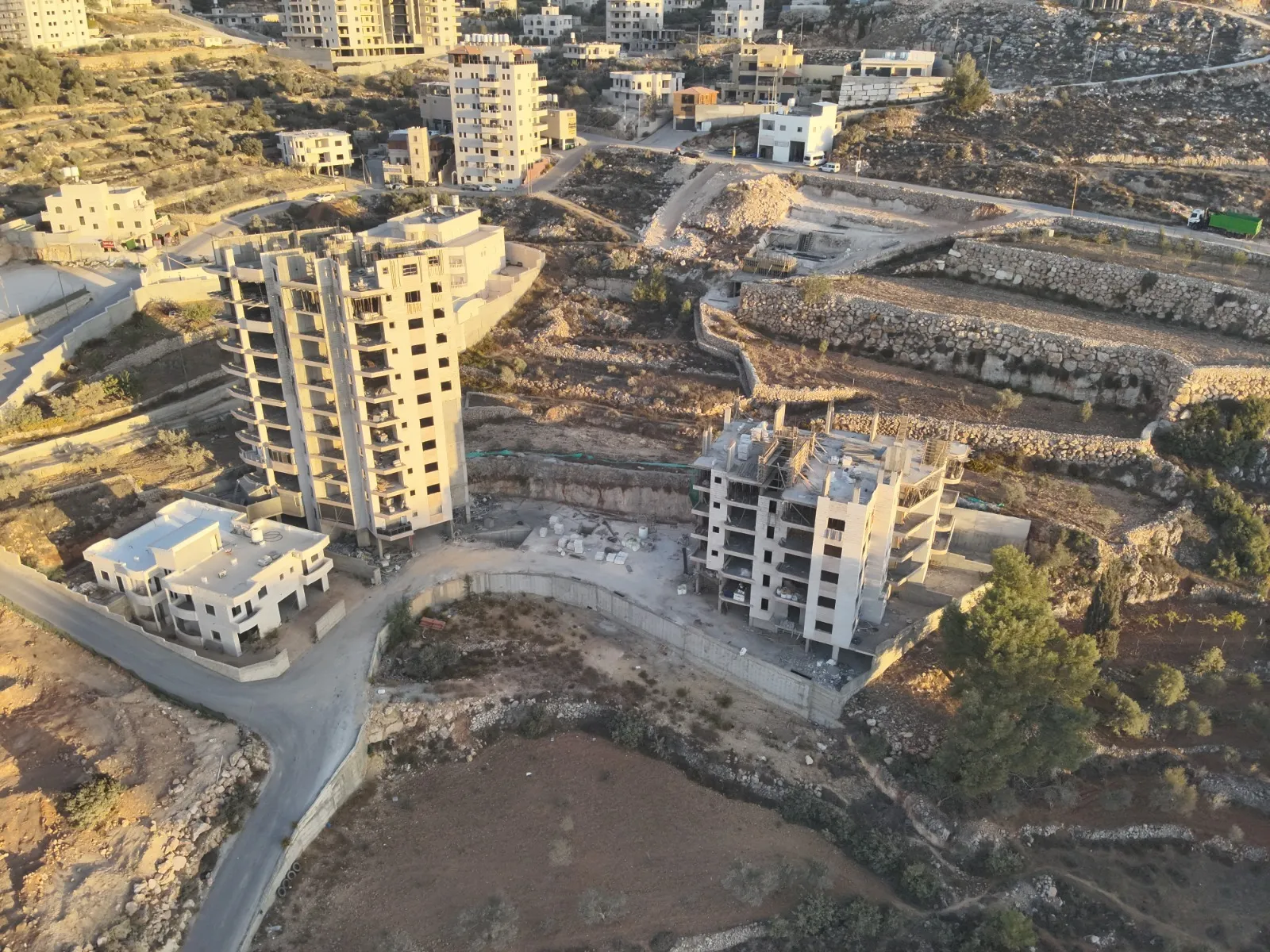 המבנים הבלתי חוקיים שמוקמים בכפר אל-ולג'ה בעוטף ירושלים