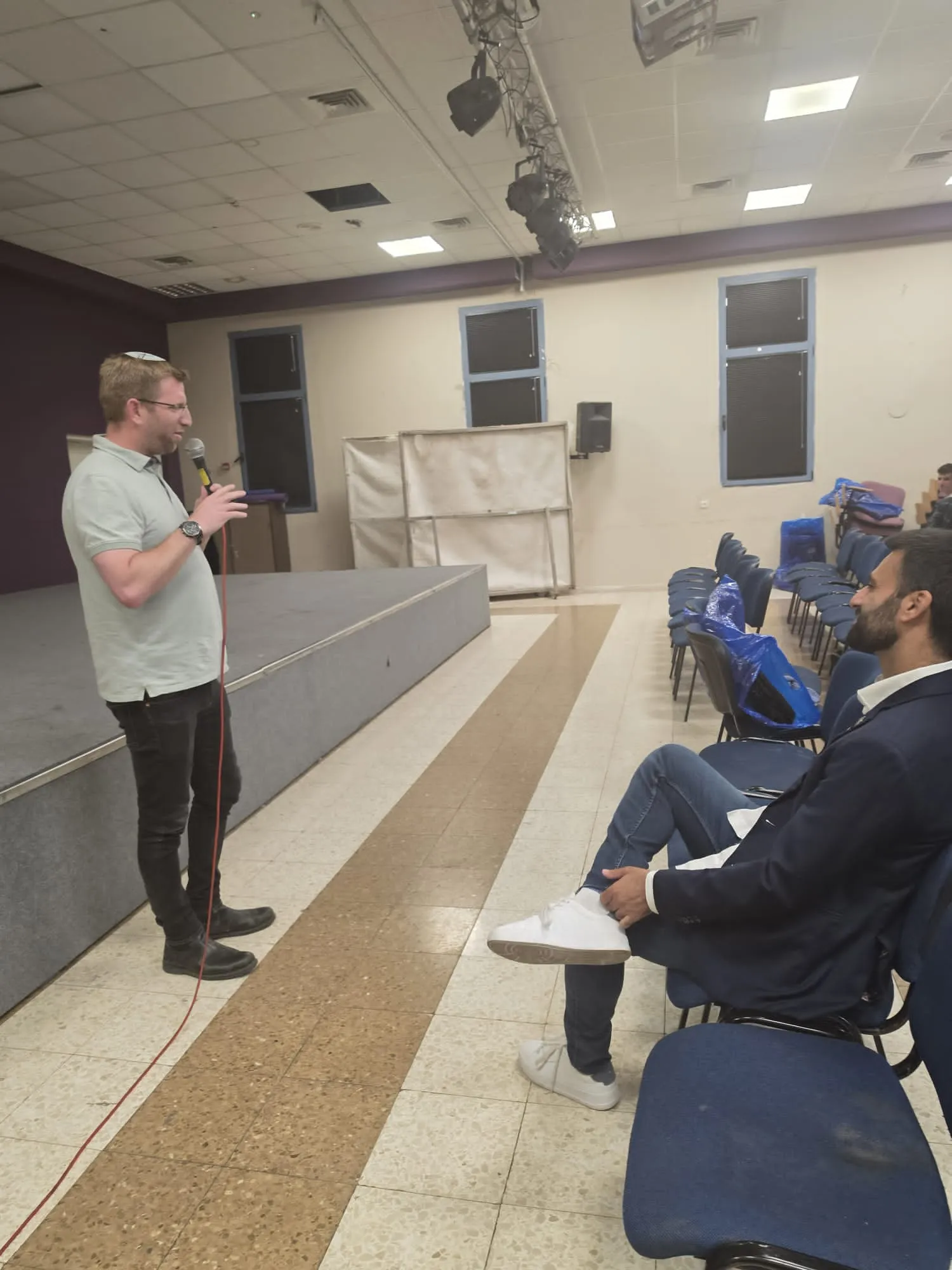 ראש מועצת קרני שומרון יונתן קוזניץ פותח את ערב המתגייסים