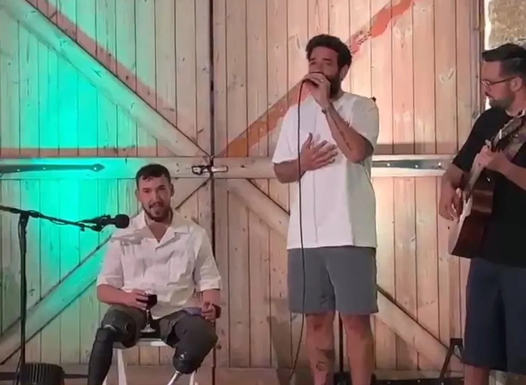 ​צפו: רביד פלוטניק עם הלוחם שאיבד את רגליו בעזה