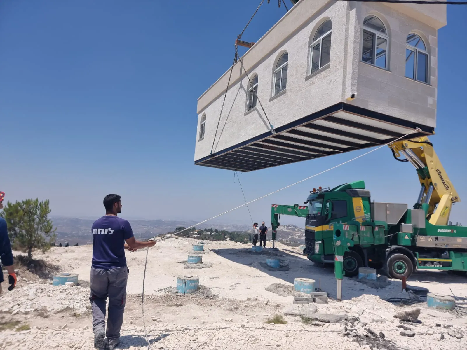 בית הכנסת מגיע ליישוב חומש 