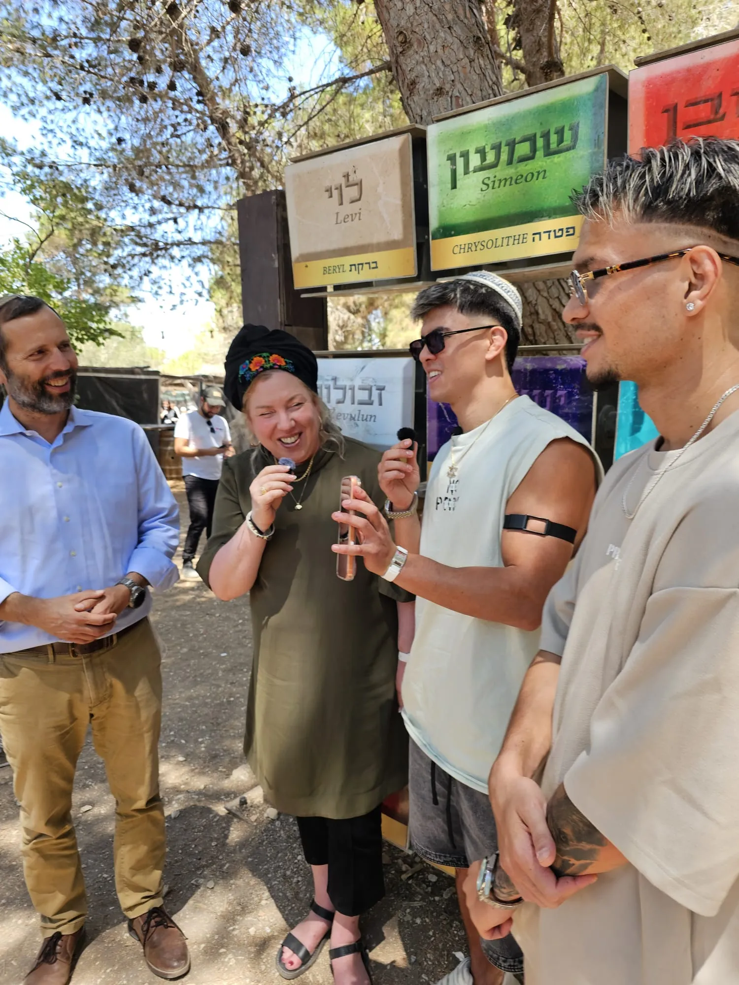 האחים למשפחת גורדון בשילה קדומה עם בני משפחתם וראש מועצת בנימין ישראל גנץ