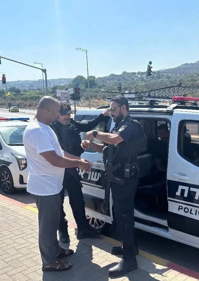 כוחות משטרת ישראל עוצרים את החשודים