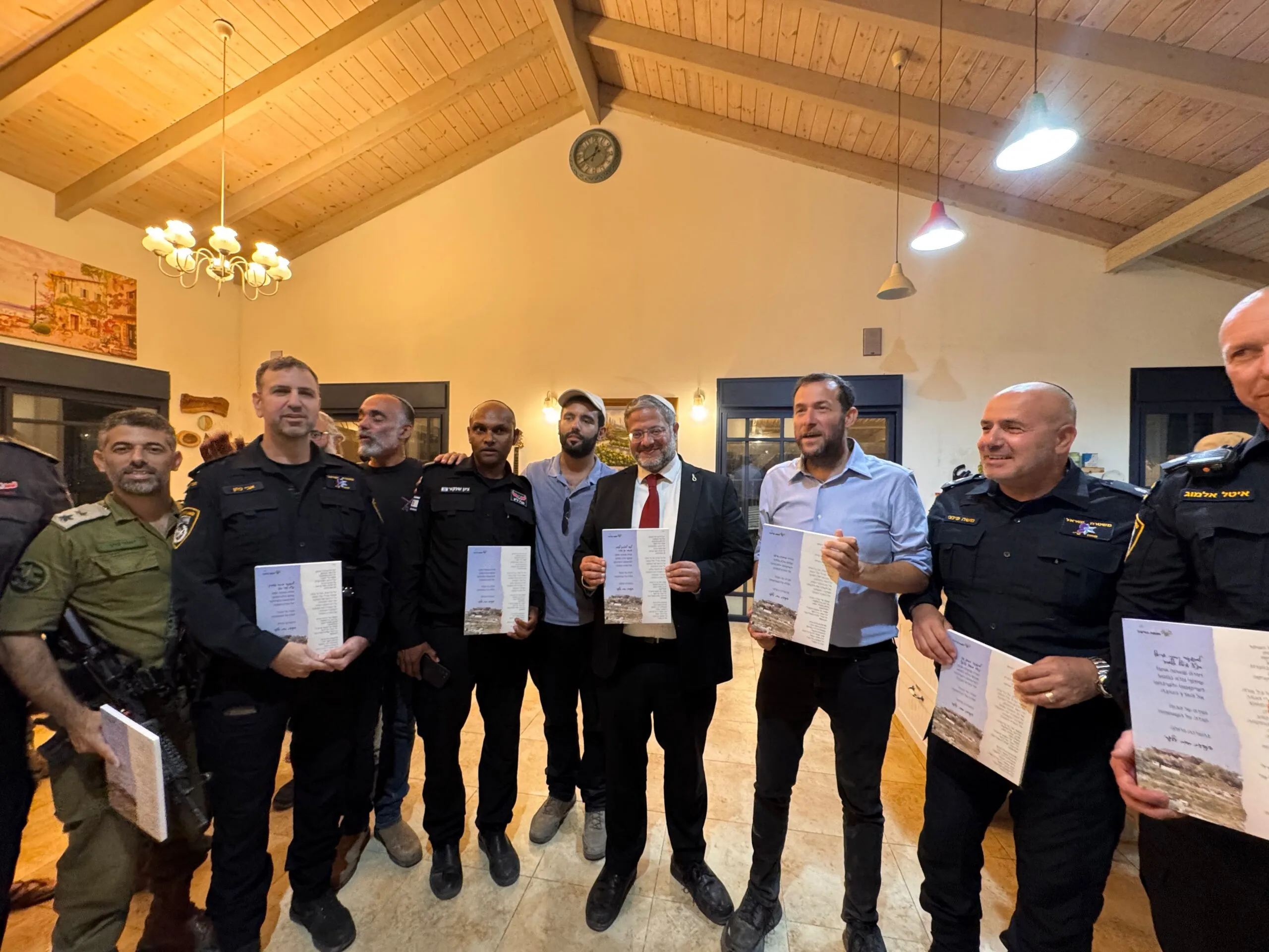 השר בן גביר בביקור בחוות גלעד עם אנשי הכבאות וראש מועצת שומרון