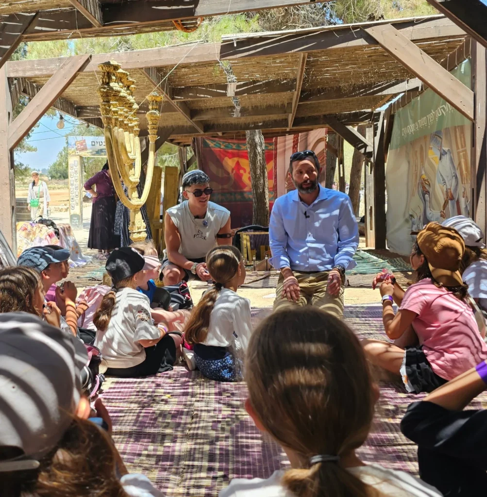 האחים גורדון בביקור בשילה הקדומה רגע לפני שהם נערכים לקרב