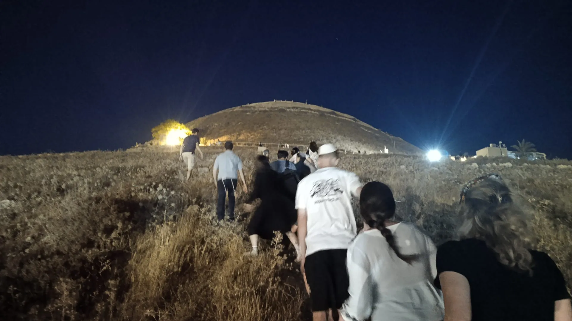 מול אורות ירושלים: 1,500 איש ציינו את תשעה באב בהרודיון