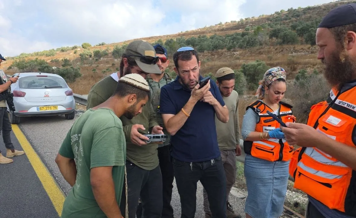 ראש מועצת שומרון בזירת הפיגוע.