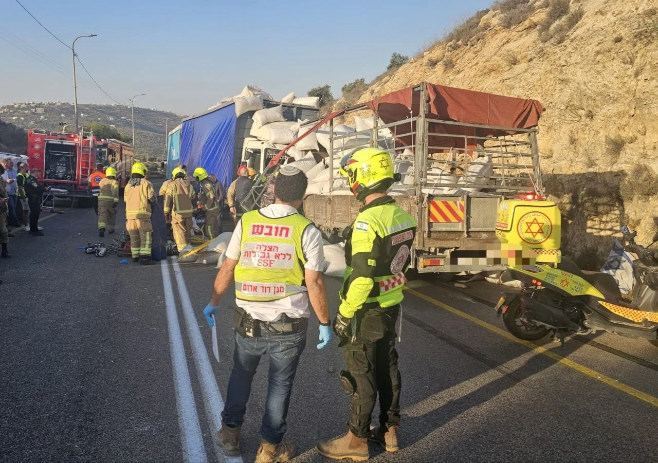 תאונה חזיתית קשה בין משאיות בצומת תפוח: הרוג ושני פצועים