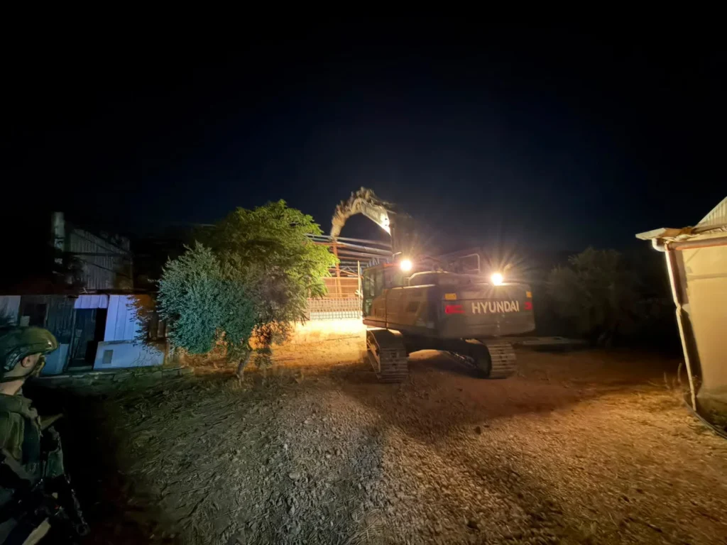 המנהל האזרחי הרס מבנים בלתי חוקיים בסמוך לחוות דרך אברהם