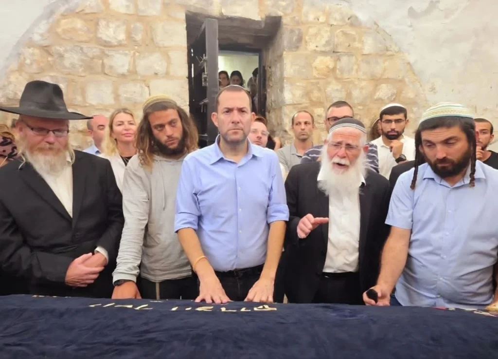 אלפי מתפללים נכנסו הלילה לקבר יוסף בשכם