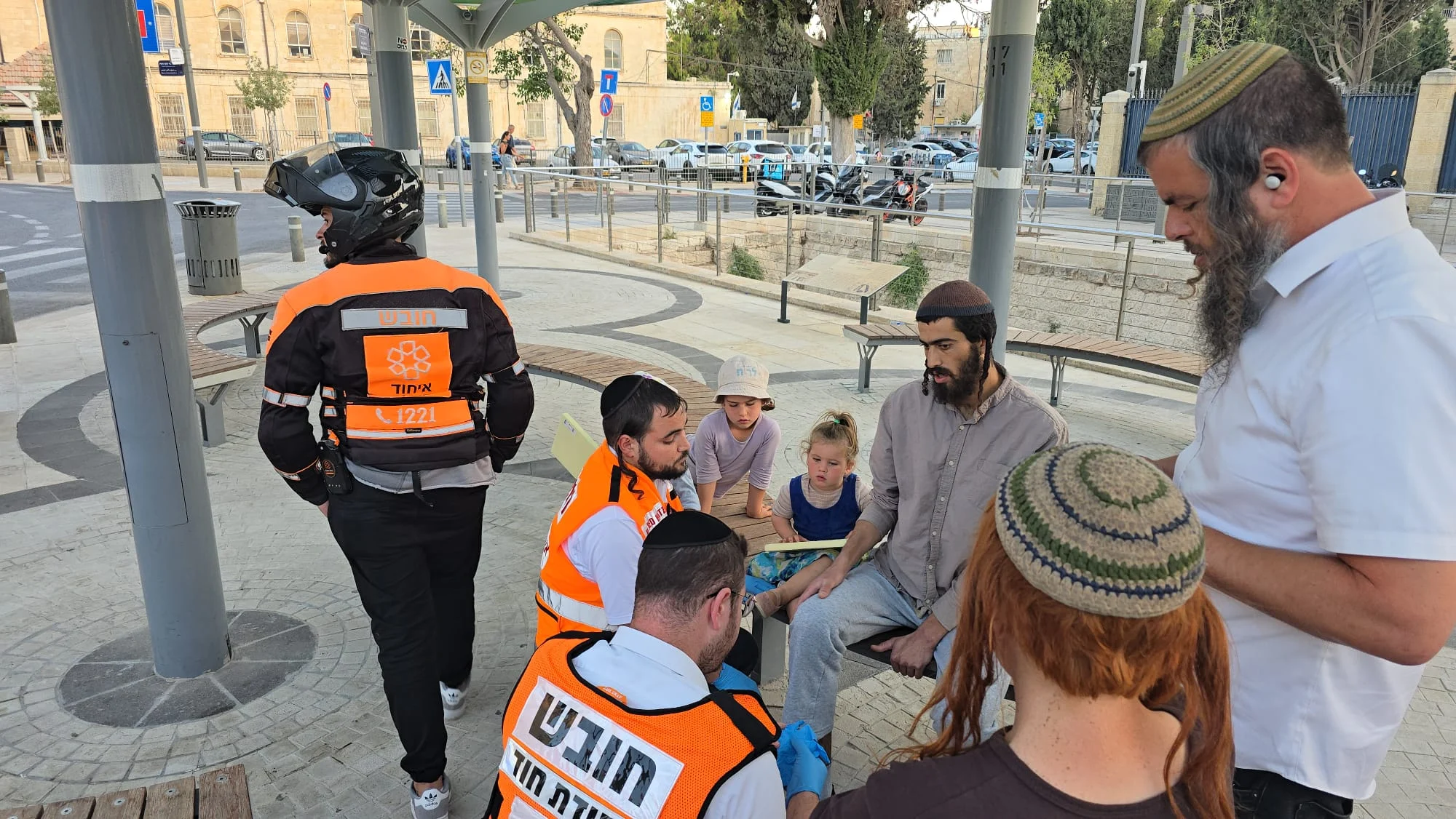 טל דרדיק עם בני משפחתו והצוות הרפואי 