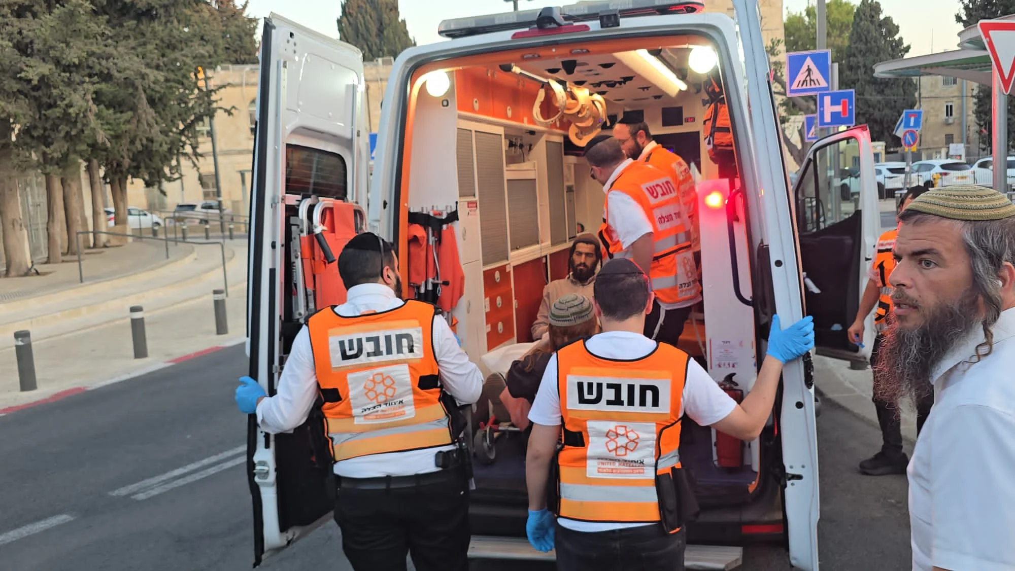 טל דרדיק עם בני משפחתו והצוות הרפואי 