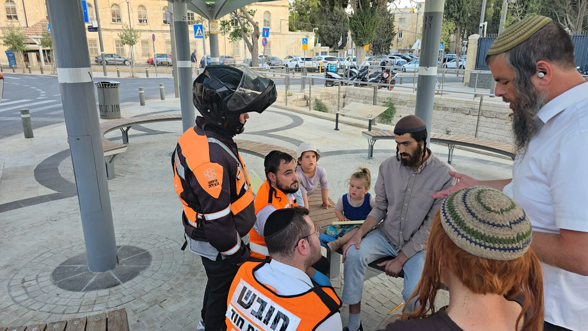 טל דרדיק עם בני משפחתו והצוות הרפואי 
