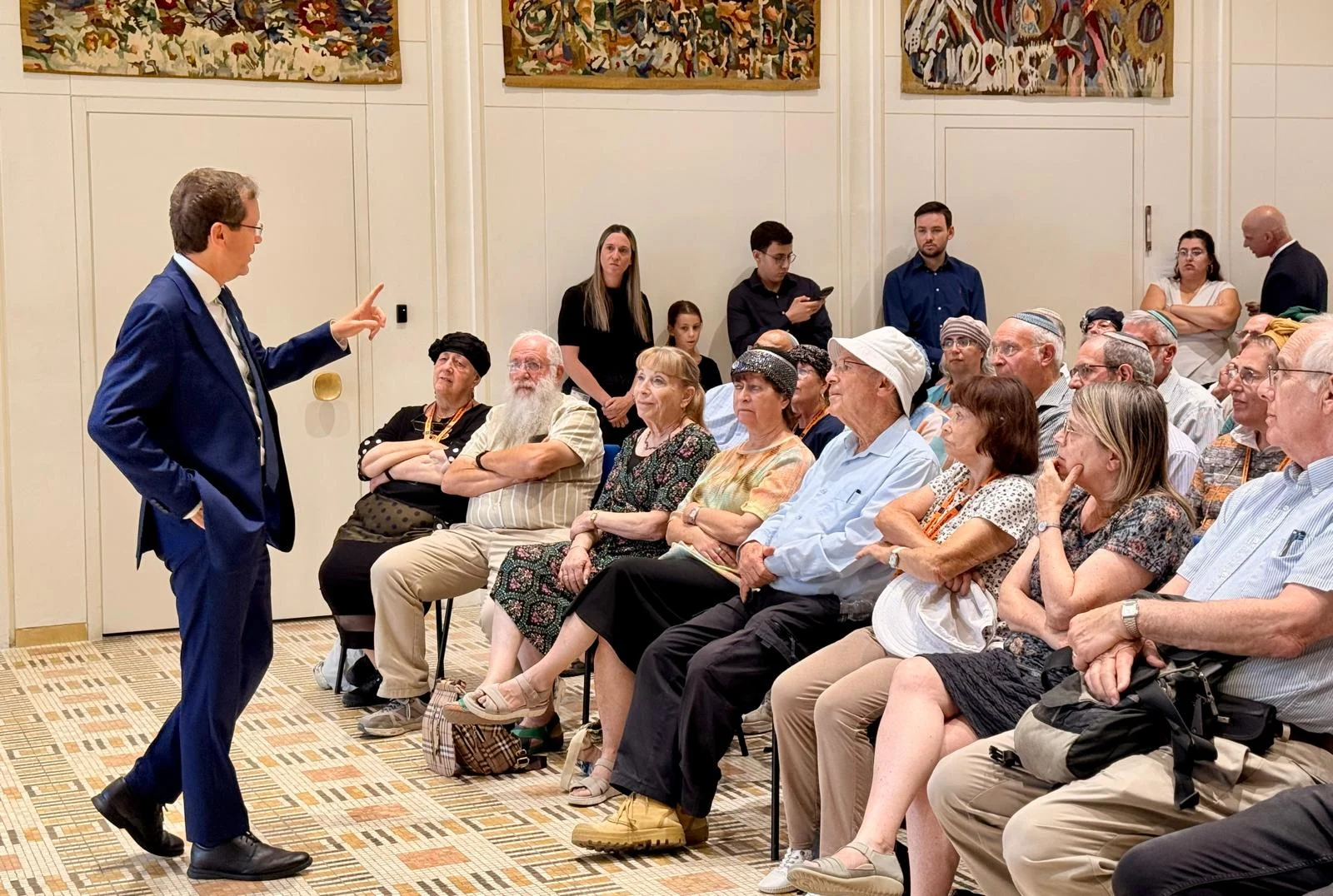 נשיא המדינה יצחק הרצוג עם תושבי משואות יצחק