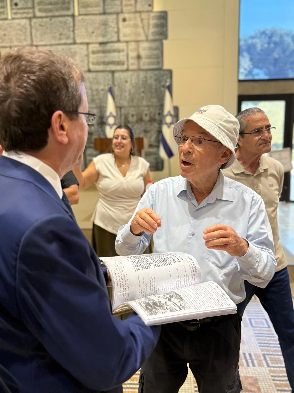 נשיא המדינה יצחק הרצוג עם תושבי משואות יצחק