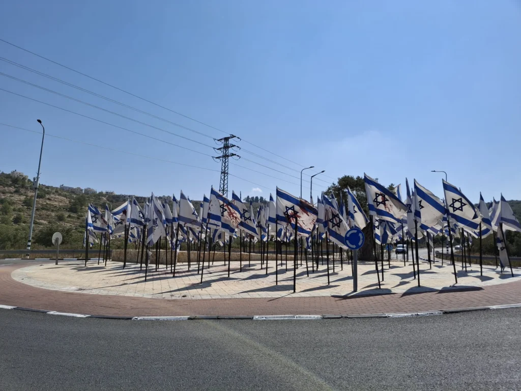 השחתת דגלי ישראל בבנימין: במועצה מתריעים מהסלמה
