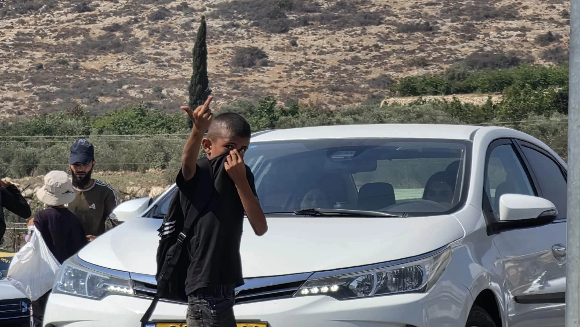 נערים ערבים מסתובבים בין רכבים ומסכנים את התנועה