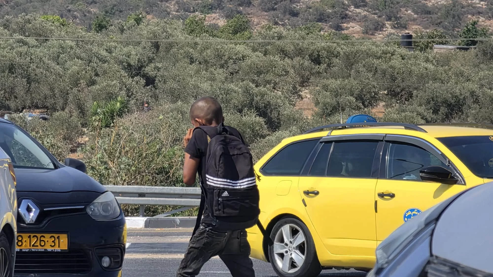 נערים ערבים מסתובבים בין רכבים ומסכנים את התנועה