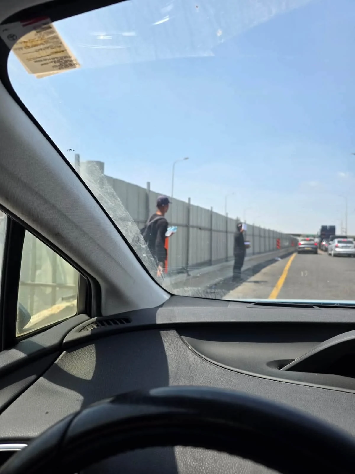 נערים ערבים מסתובבים בין רכבים ומסכנים את התנועה