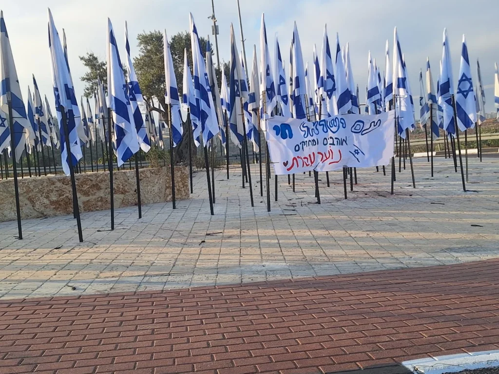 הושחתו דגלים ברוואבי – ועשרות נוספים הוצבו במקומם