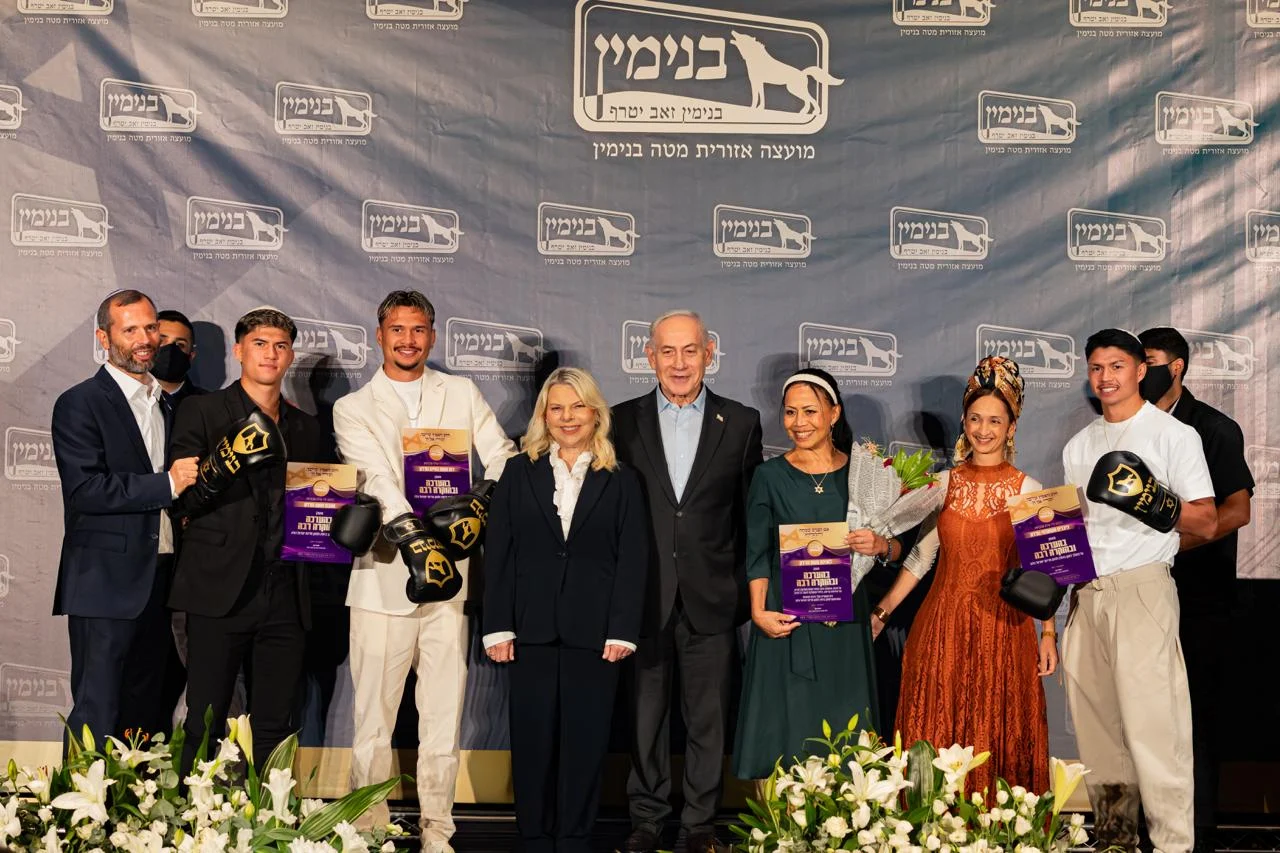 ראש הממשלה נתניהו ומשפחת גורדון עם  ראש מועצת בנימין ישראל גנץ 
