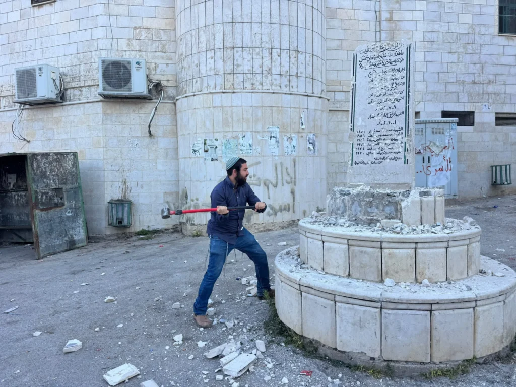 צפו: תחת אבטחה: ח"כ סוכות הרס אנדרטאות מחבלים בלב הכפר הערבי