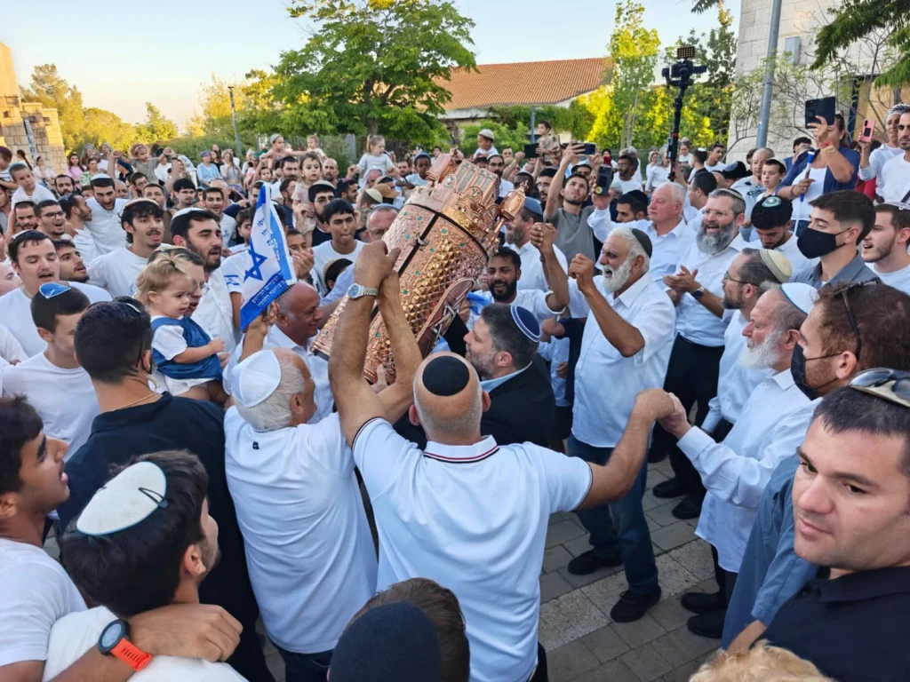 ​לזכר 33 הגיבורים: הכנסת ספר תורה מרגשת בעלי