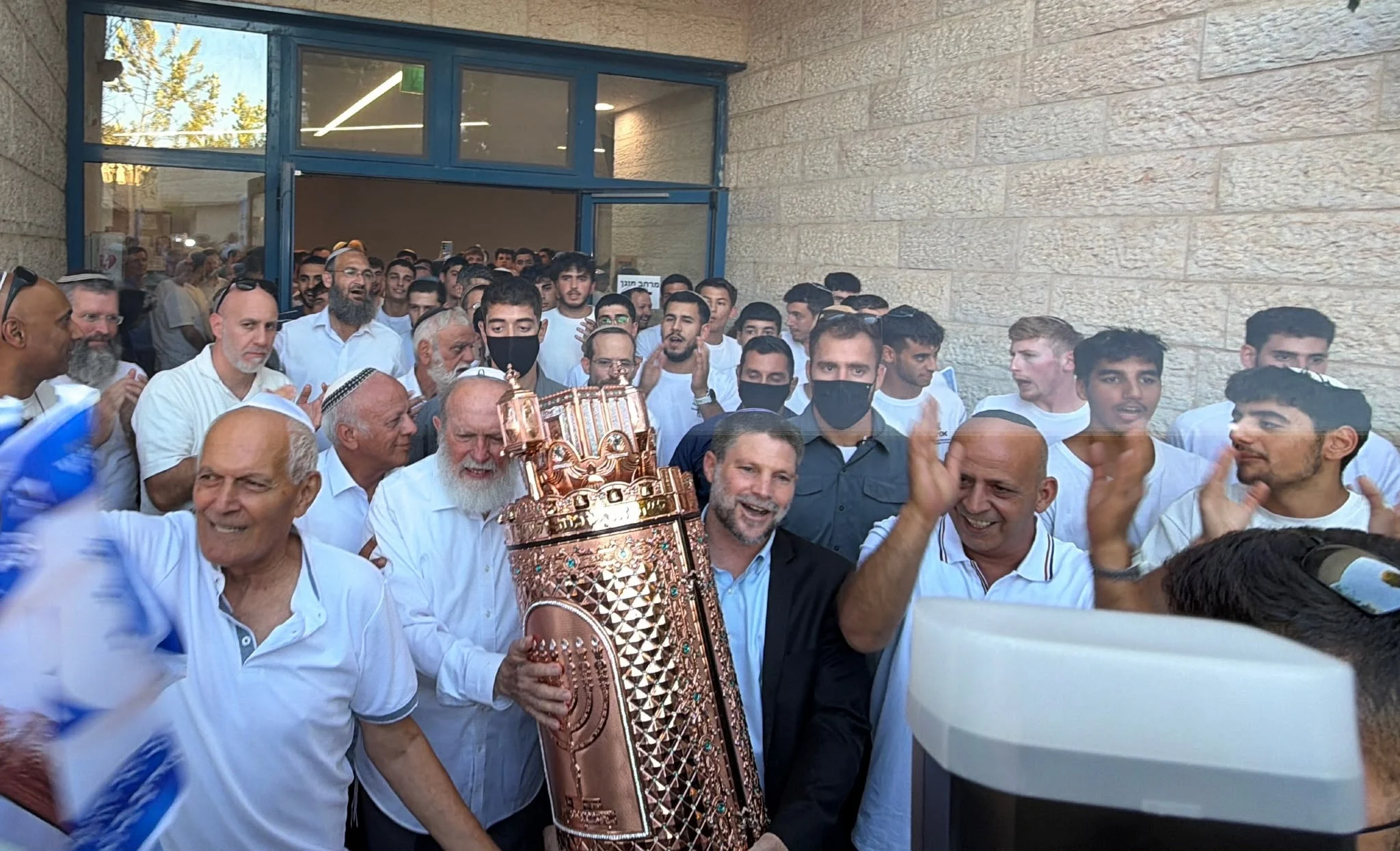 ההכנסת ספר תורה כעת, לזכרם של הלוחמים בוגרי מוסדות בני דוד שנפלו במלחמה. 

