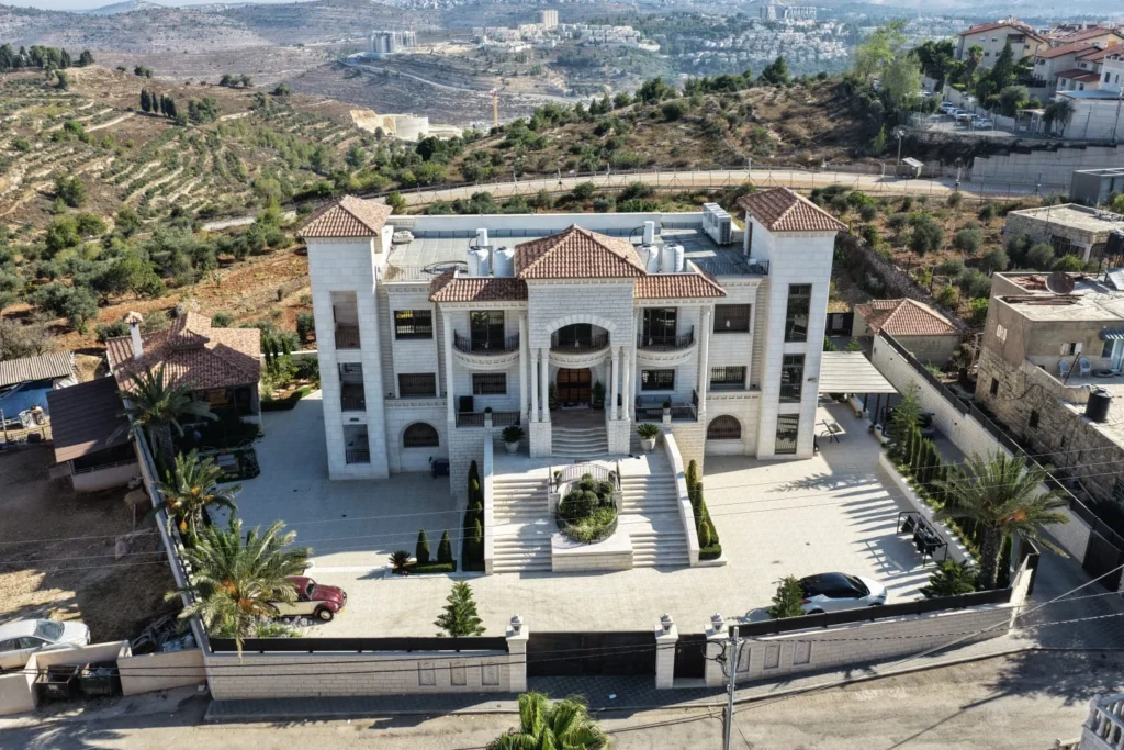 האיום מעבר לגדר: מבצר פיראטי ליד גבעון