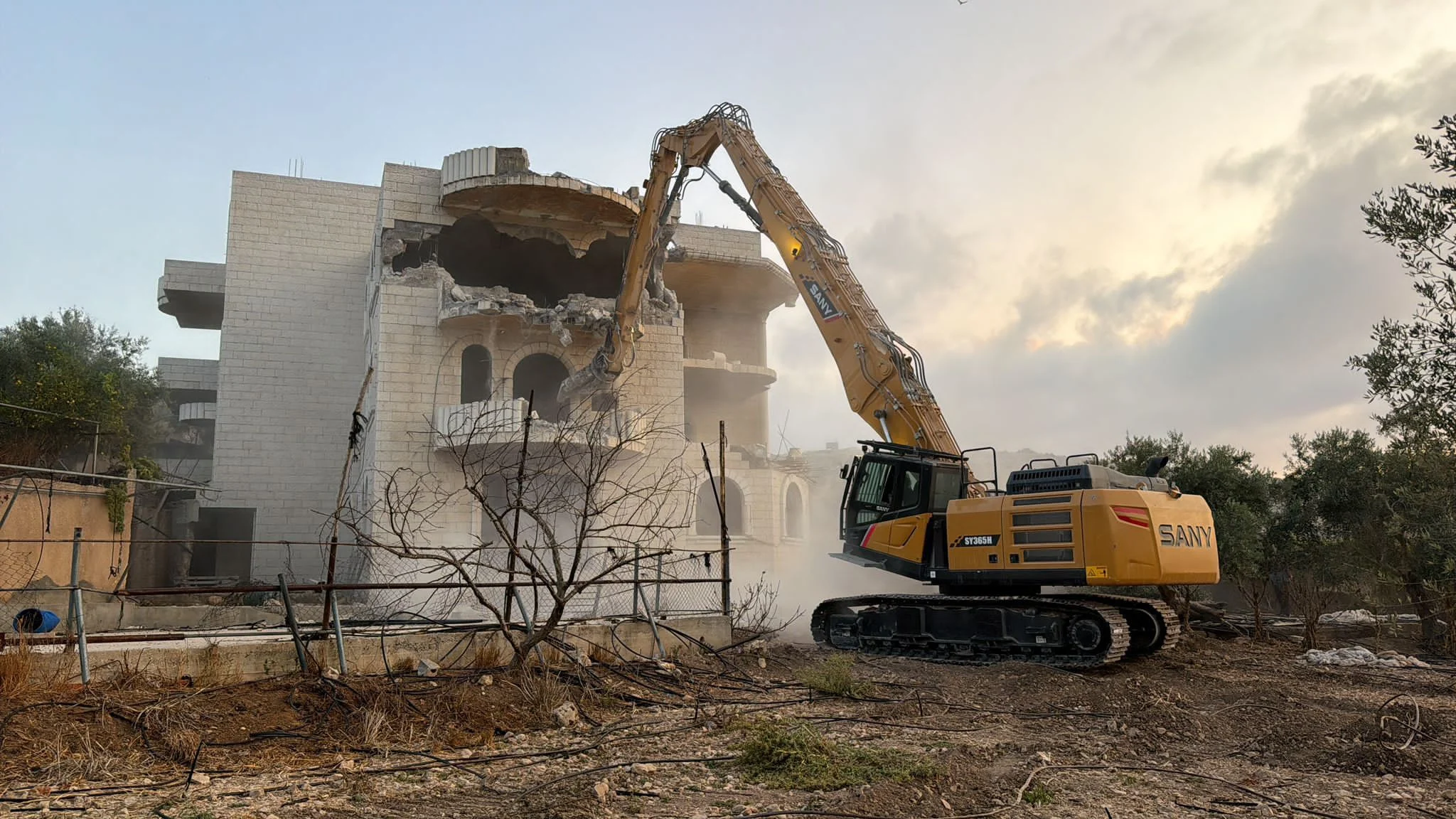 הריסת המבנים האסטרטגיים שאיימו על כביש 465