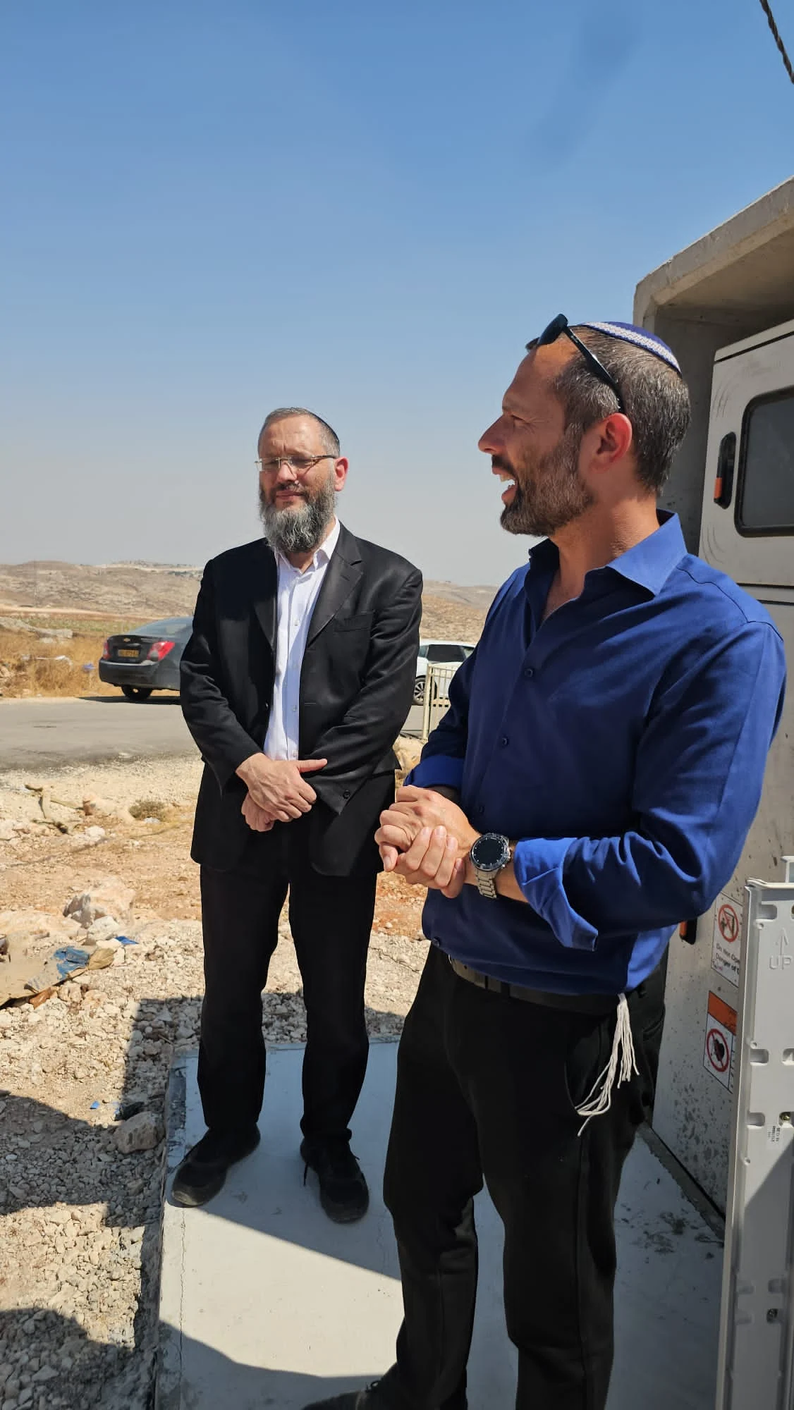 ישראל גנץ בחווה החקלאית במגרון