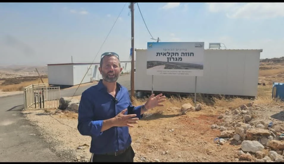 ישראל גנץ בחווה החקלאית במגרון