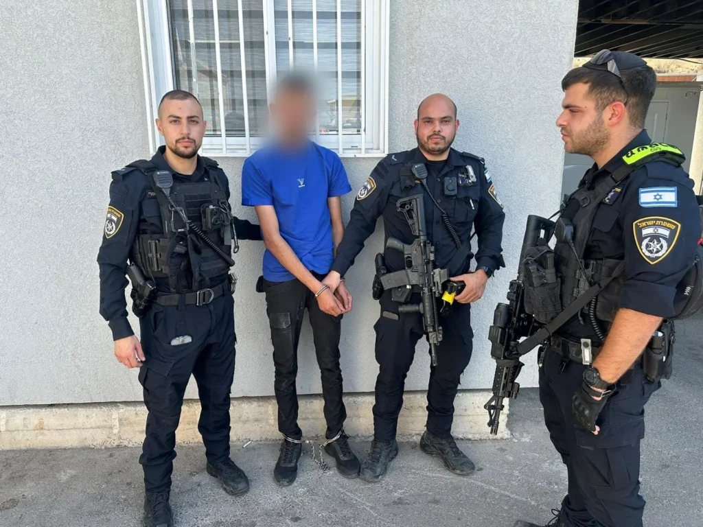 פגע בניידת ונמלט: סוכלה הברחת 11 רכבים גנובים ליו"ש
