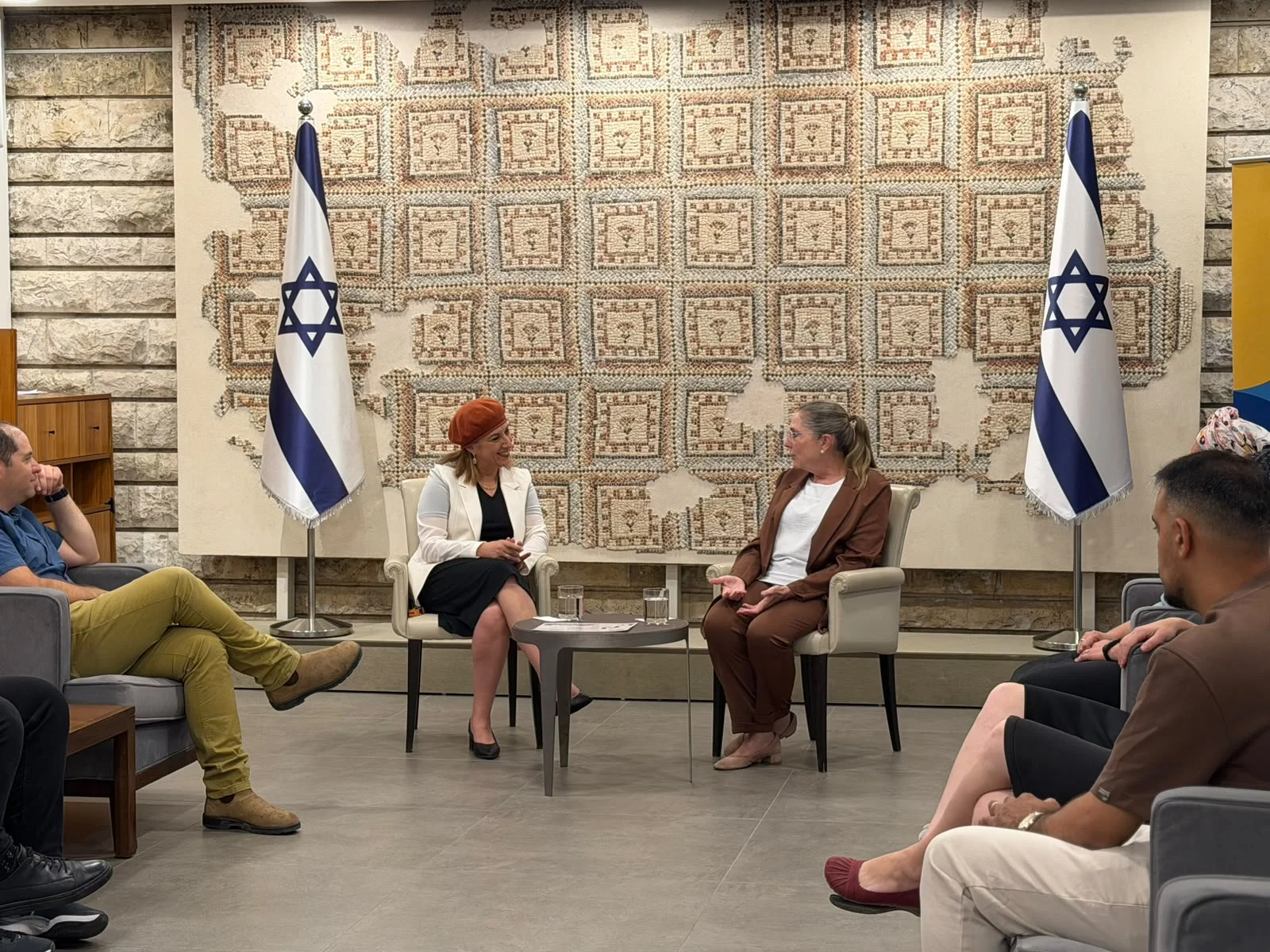 אנשי מועצת בנימין עם רעיית הנשיא