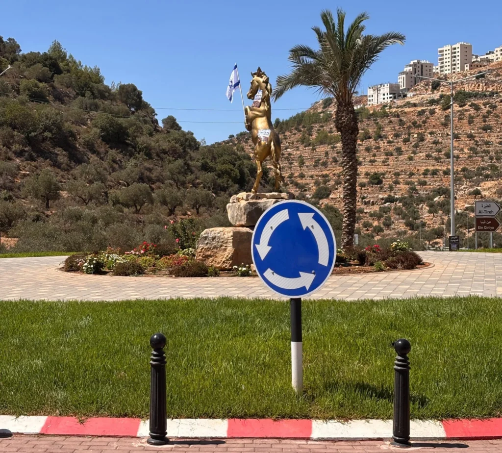המאבק עולה שלב: דגלי ישראל נתלו לאורך ציר ולרשטיין