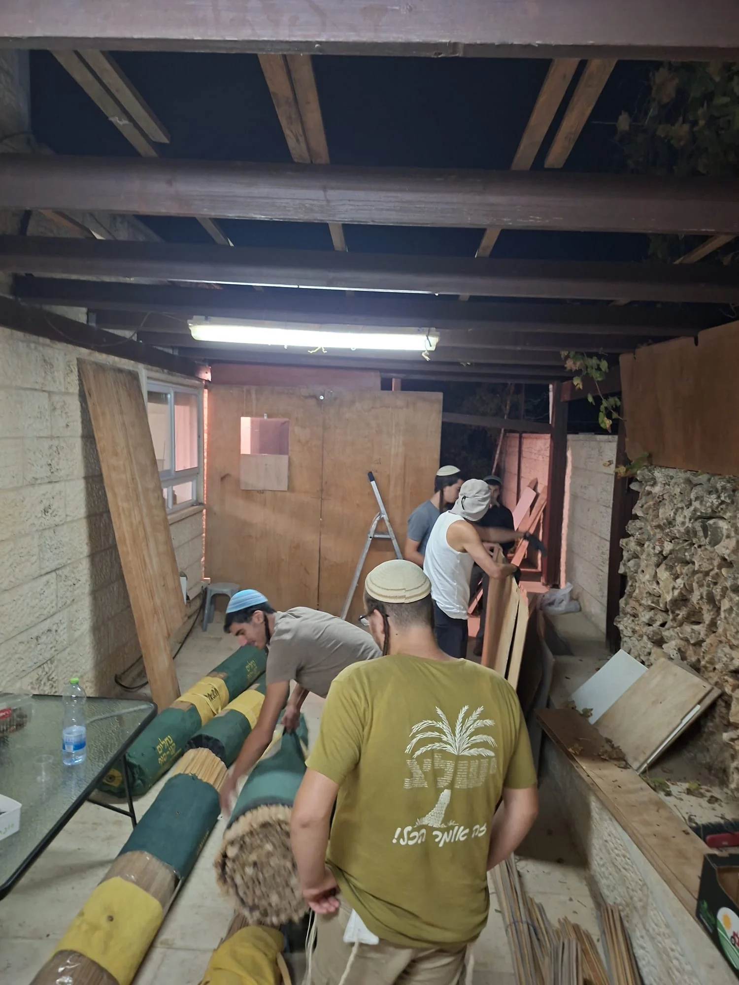 בני הנוער בישוב בית אל בונים את הסוכות לוותיקי הישוב